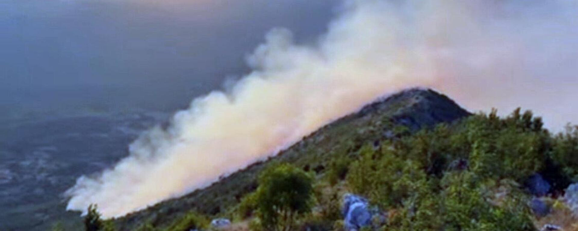 Пожар на Леотару изнад Требиња - Sputnik Србија, 1920, 15.07.2025