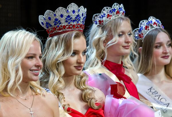 Титуле прве и друге пратиље Донбаса добиле су Екатерина Валдамирова из Луганска и Вероника Шеремет из Алчевска. - Sputnik Србија