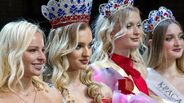 Pobeditelьnica Mežregionalьnogo konkursa krasotы Krasa Donbassa - 2025 Sofiя Яickova (vtoraя sleva) v Centre slavяnskoй kulьturы v Donecke - Sputnik Srbija
