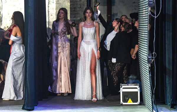 Учеснице се припремају за за финале такмичења  у вечерњим хаљинама. - Sputnik Србија