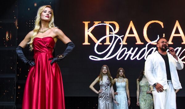 Дефиле лепотица Донбаса у прелепим вечерњим хаљинама. - Sputnik Србија