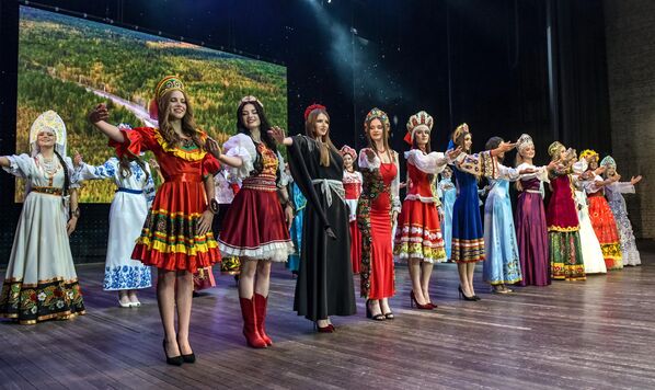 Титулу „Млада лепотица Донбаса“ освојила је Љубов Буртајева из Доњецка. - Sputnik Србија