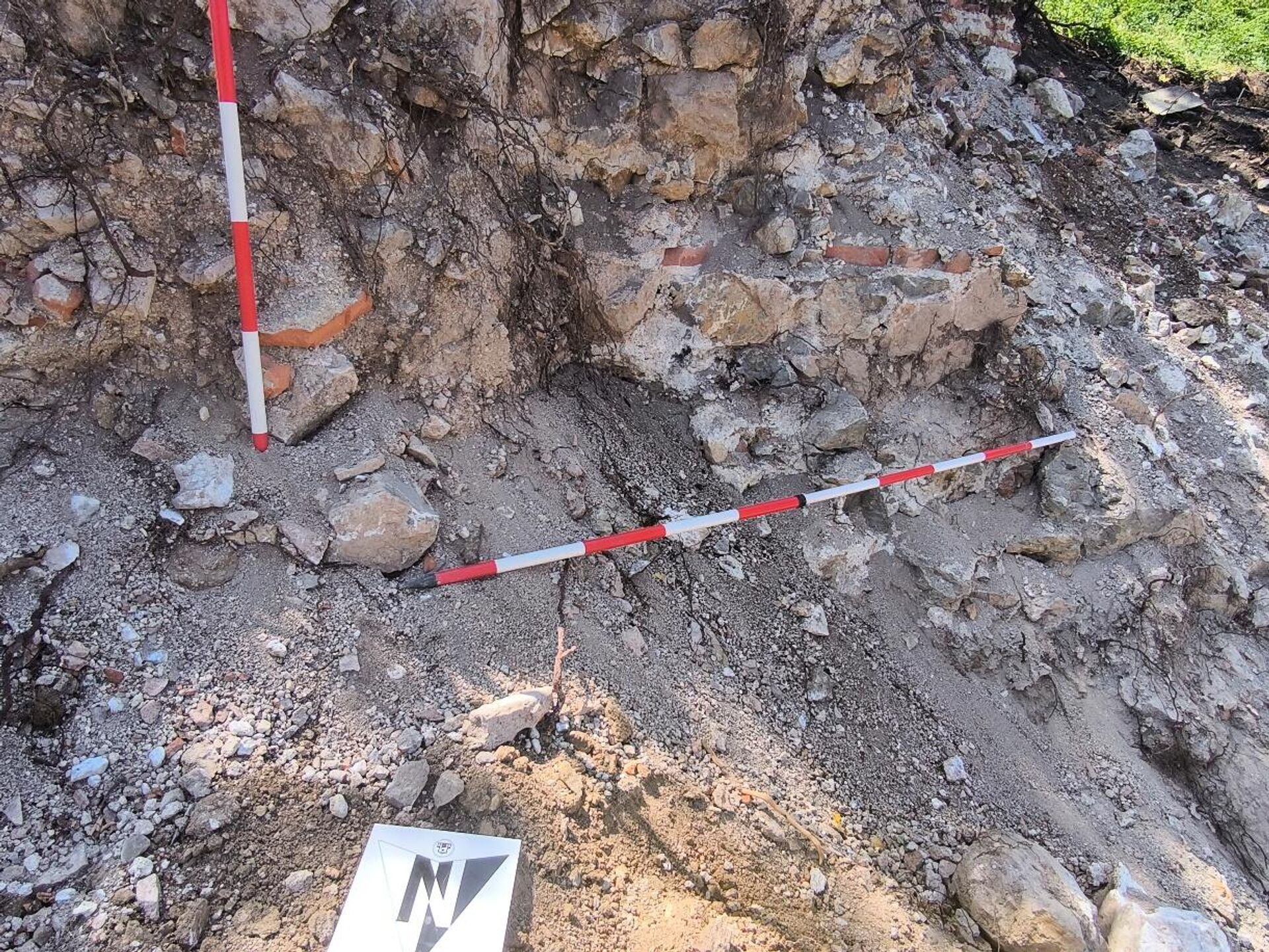 Разрушени археолошки налази црквеног објекта, јасно уочљиви остаци зидова од камена и опека - Sputnik Србија, 1920, 11.07.2025