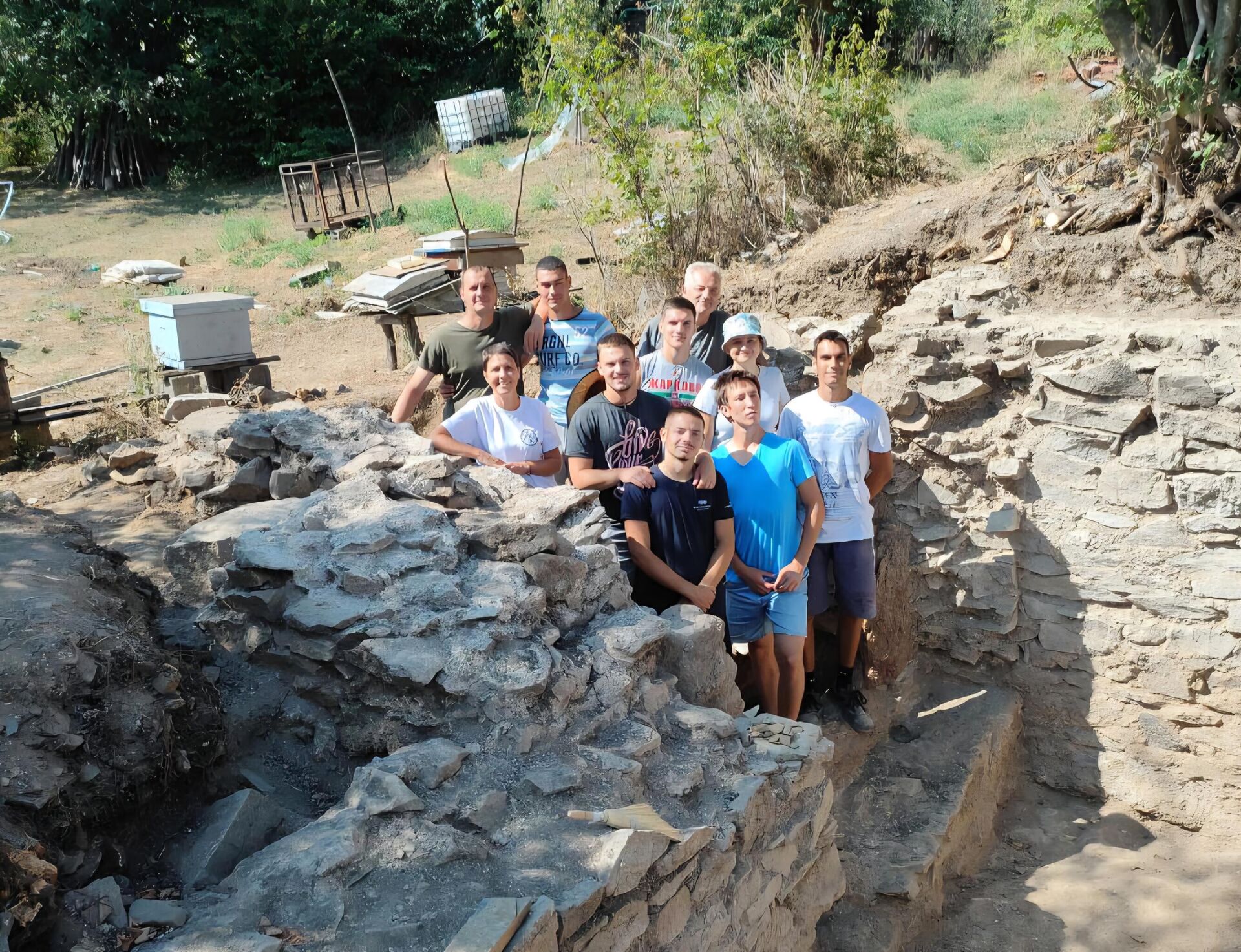 Sa srpskim arheolozima na jednom od lokaliteta u okolini Aranđelovca, istražuje život u našim srednjovekovnim manastirima  - Sputnik Srbija, 1920, 12.07.2025