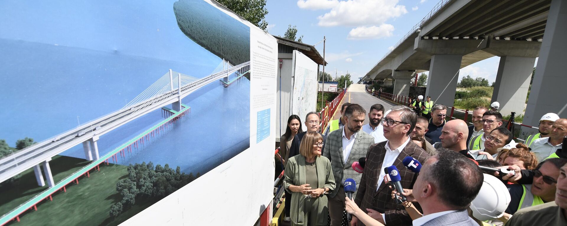 Predsednik Srbije Aleksandar Vučić obilazi radove na izgradnji mosta preko Dunava kod Petrovaradina - Sputnik Srbija, 1920, 12.07.2025