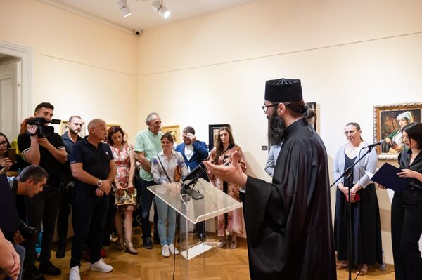„Najvažnije je prepoznati za života vrednost i veličinu nečiju. Nadam se da se neće desiti da Miličine slike odu u svet, a da onda tragamo za njima, već da ćemo se potruditi da ostaju ovde, ne samo na Kosovu i Metohiji, rekao je na otvranju izložbe iguman manastria Sveti Roman, otac Nikolaj   - Sputnik Srbija