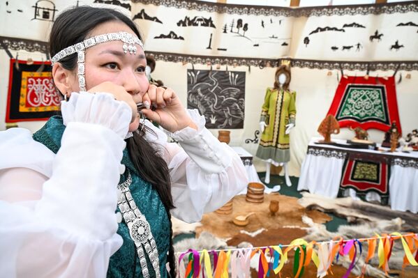 Учесница фестивала свира јеврејску харфу у павиљону Јакутије. - Sputnik Србија