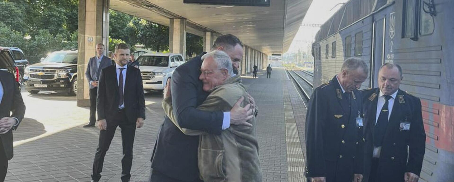 Šef kabineta Zelenskog, Andrej Jermak, dočekuje specijalnog predstavnika SAD za Ukrajinu i Rusiju Kita Keloga, na stanici u Kijevu Šef kabineta Zelenskog, Andrej Jermak, dočekuje specijalnog predstavnika SAD za Ukrajinu i Rusiju Kita Keloga, na stanici u Kijevu - Sputnik Srbija, 1920, 14.07.2025
