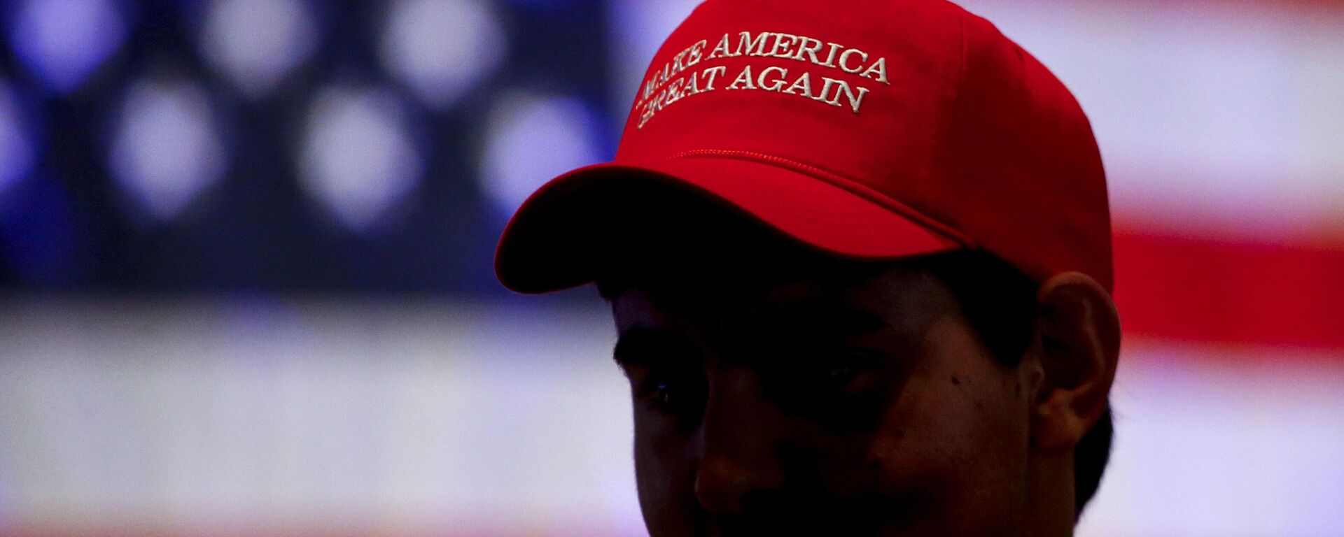 Присталица републиканаца носи шешир са слоганом предизборне кампање председника Доналда Трампа у Монтгомерију, Алабама. - Sputnik Србија, 1920, 14.07.2025