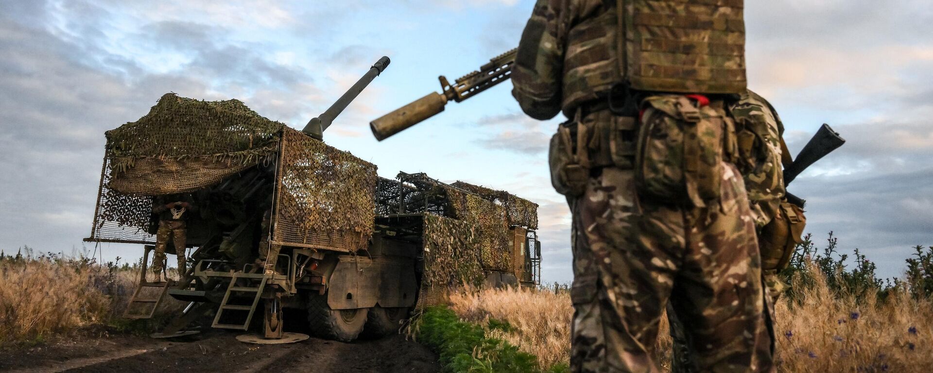 Руски војник поред артиљеријског оруђа 2С44 гијацинт К у зони специјалне војне операције - Sputnik Србија, 1920, 23.07.2025