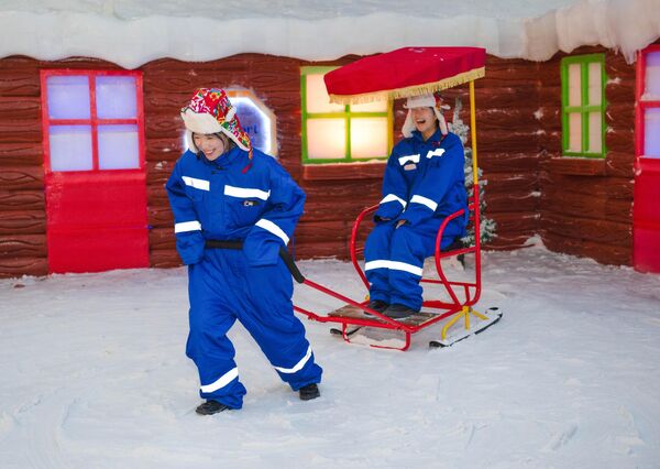 Посетиоци у јулу уживају у чарима света снега и леда у Хуајану, у кинеској провинцији Ђангсу. - Sputnik Србија
