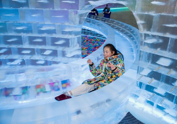 Дете се спушта низ ледени тобоган. - Sputnik Србија