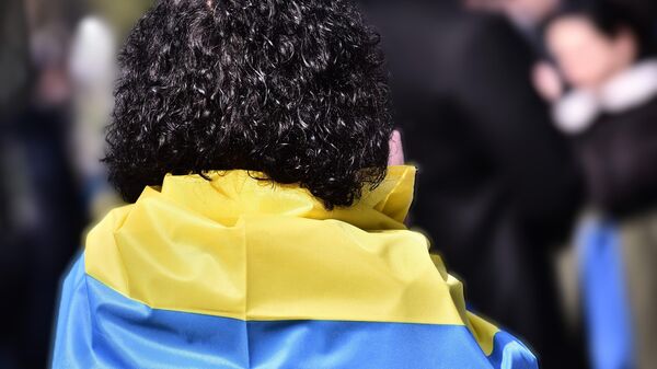 Жена огрнута украјинском заставом - Sputnik Србија