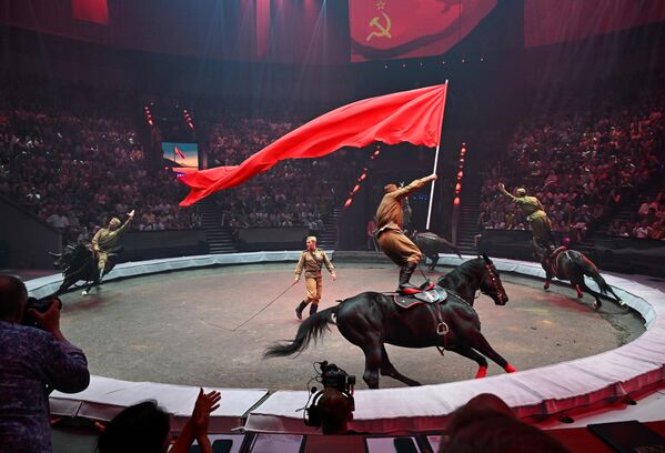 Коњичка атракција „Победа“ у част народном уметнику Русије Тамерлану Нугзарову под вођством Олге Стромове и Роберта Голојева (Русија). Коњичка атракција „Победа“ у част народном уметнику Русије Тамерлану Нугзарову под вођством Олге Стромове и Роберта Голојева (Русија). - Sputnik Србија