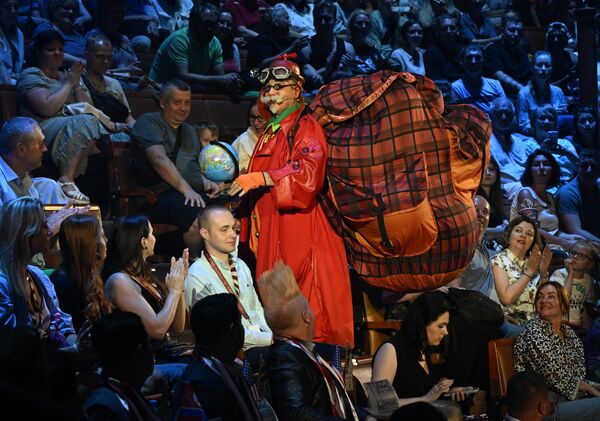 Изведба кловнског дуа „Доли и Домино“ (Русија). Изведба кловнског дуа „Доли и Домино“ (Русија). - Sputnik Србија