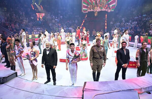 Уметници у арени по завршетку представа на Међународном фестивалу циркуских уметности „Идол-2025“ у Москви. Уметници у арени по завршетку представа на Међународном фестивалу циркуских уметности „Идол-2025“ у Москви. - Sputnik Србија