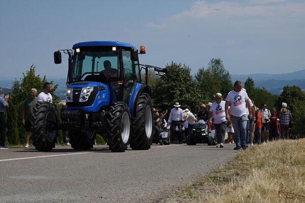 Драгић Симић, један од учесника косидбе, рекао је да је родом из Топлице где су мобе биле најзначајнији радови у пољу који су морали да се обаве да би се обезбедило сено за стоку. - Sputnik Србија