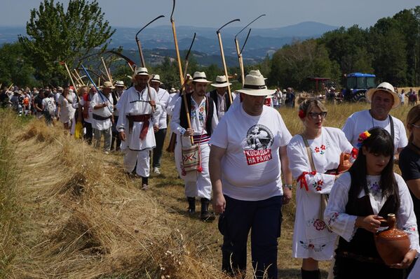 „Са десетак година ме је отац учио, направио ми је малу косу, па сам почео да косим окрајке дрворишта. Наша моба била је на Видовдан, биле су велике површине по десетак хектара, заволео сам кошење, али сам престао са 18 година“, рекао је Симић и додао да се прошле године први пут пријавио за такмичење али није имао народну ношњу која је услов за такмичење. - Sputnik Србија