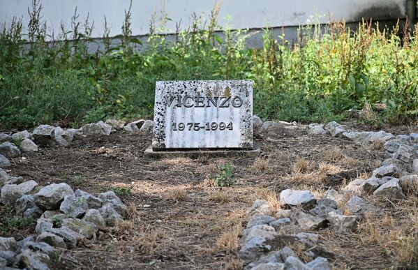 Спомен плоча посвећена пастуву Вићенцу, звезди Пехара председника Републике 1980. године. Пастув Вићенцо је по речима запослених у време када је купљен представљао право богатство, био је тежак неколико милилона немачких марака.  - Sputnik Србија