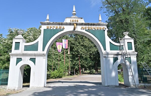 Боравећи у свом конаку у Пожаревцу, кнез Милош је увидевши плодност житница у долинама Мораве и Млаве, одлучио да управо ту треба основати пољопривредно добро и на њему ергелу коња. Данашње Љубичево било је посед сељака из Пожаревца и околних села. Наредбом кнеза Милоша, поседницима је у замену дата земља у Сопоту, Чачалици и Шумарицама. - Sputnik Србија