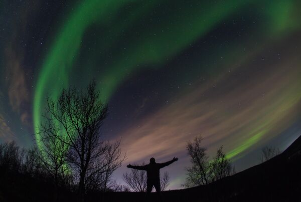 Идеално место да објективом фото-апарата или паметног телефона "ухватите" поларну светлост је Русија. Ова фотографија је забележена у близини Мурманска. - Sputnik Србија