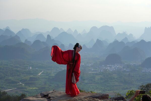 Ово невероватно место у Кини су слојеви планина и река Јангмејлинга, познато и као "Хиљаду миља планина и река", у округу Јангшуо у граду Гуилин.  - Sputnik Србија