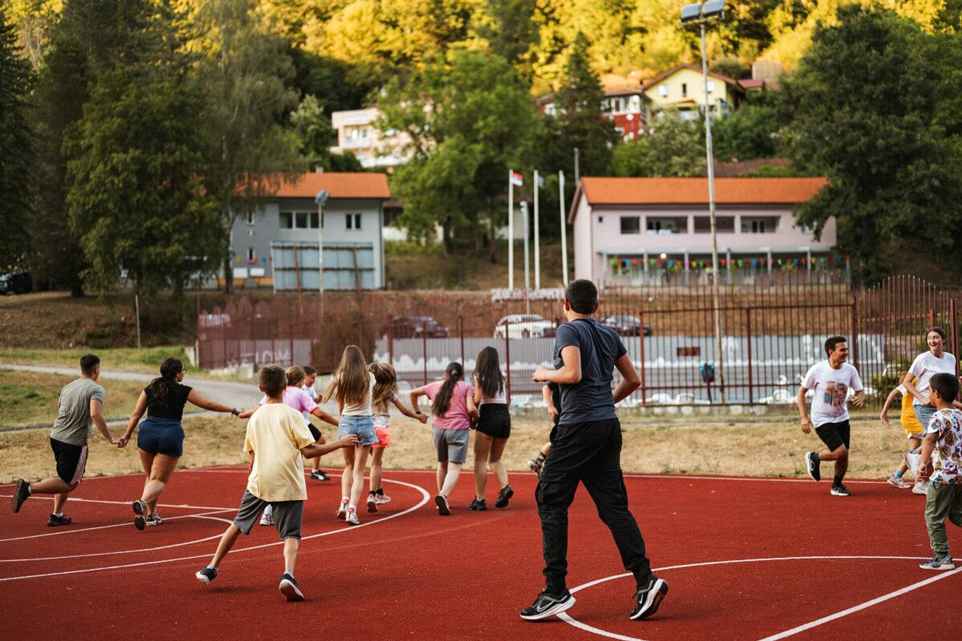 У Хиландарском селу деци су на располагању терени за кошарку и фудбал. Имају и базен - Sputnik Србија, 1920, 24.07.2025