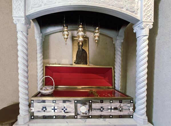 У ниши северног зида цркве налази се ковчег са моштима светог Григорија Синајита — Млађег, називаног и Григорије Горњачки и Григорије Ћутљиви. Бежећи од Турака, свете мошти су монаси носили са собом, па су тако боравиле у манастирима Орешковици, Хопову, Војловици, а за време Другог светског рата у Саборној цркви у Пожаревцу. - Sputnik Србија