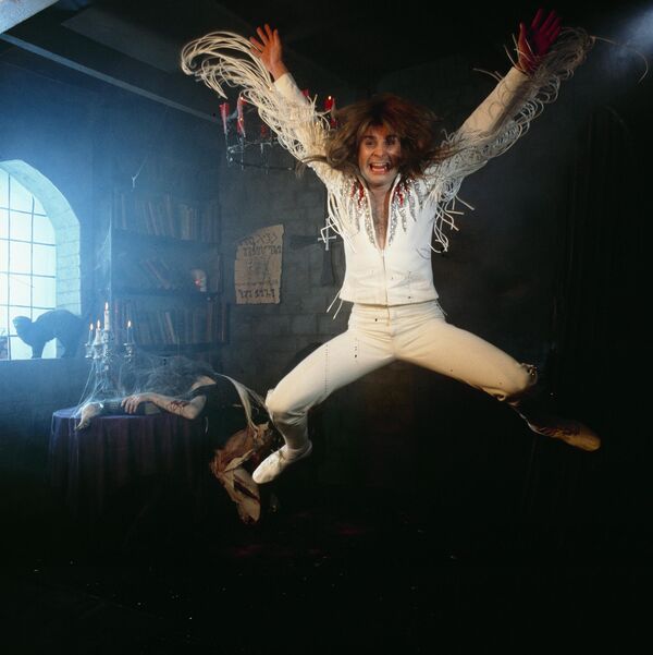 Ози Озборн током фотографисања за омот свог албума „Diary of a Madman“ у септембру 1981. године. - Sputnik Србија