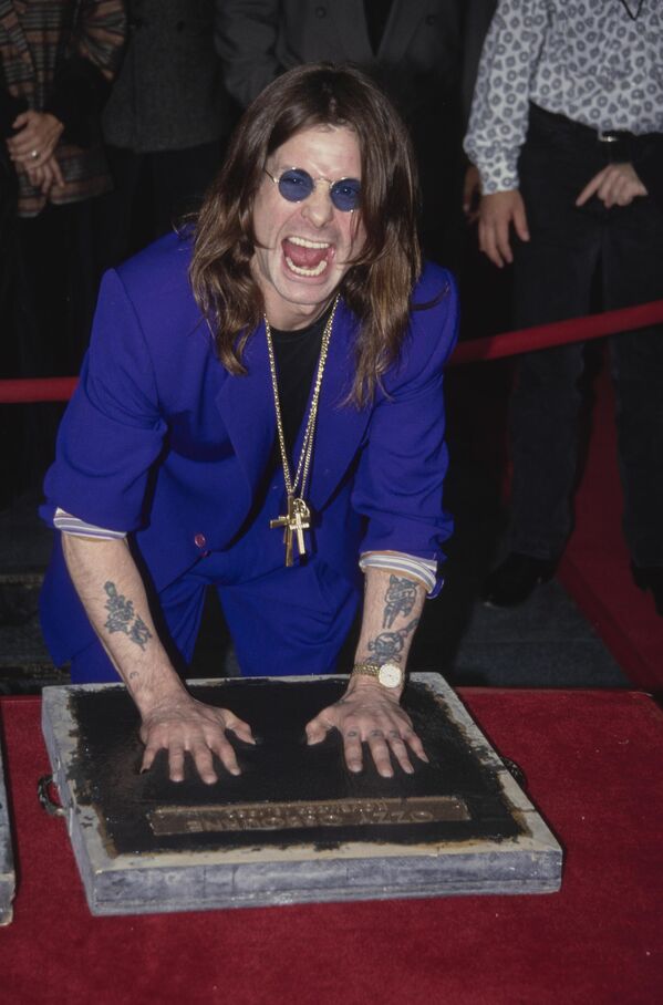 Ози Озборн оставља отиске својих шака поводом увођења оригиналне поставе групе Black Sabbath у РокВок славних у Лос Анђелесу, Калифорнија, 1992. године. - Sputnik Србија