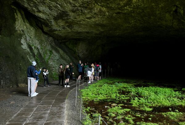 Туристи рагледају пећину Шулган-Таш - Sputnik Србија