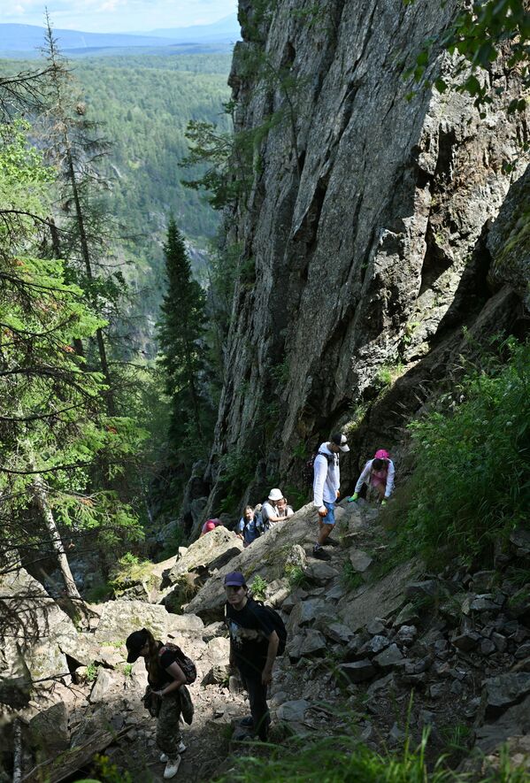 Туристи се пењу на стене Ајгир у Башкирији - Sputnik Србија