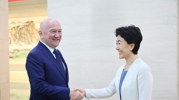 Ненад Поповић у Пекингу са заменицом министра Међународног одељења Централног комитета Комунистичке партије Кине Сун Хаијан. - Sputnik Србија