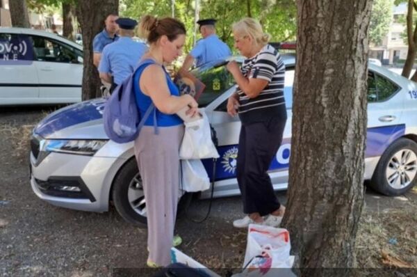 Kosovska policija ispred zgrade u Kosovskoj Mitrovici Kosovska policija ispred zgrade u Kosovskoj Mitrovici - Sputnik Srbija