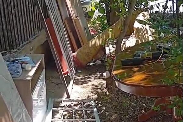 Prizori ispred stana porodice Janjićijević u Severnoj Mitrovici Prizori ispred stana porodice Janjićijević u Severnoj Mitrovici - Sputnik Srbija