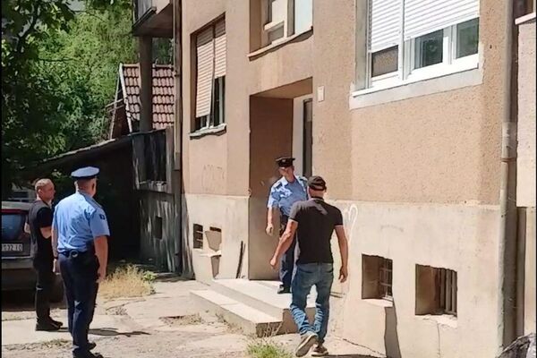 Zgrada u kojoj se nalazi stan porodice Janjićijević u Severnoj Mitrovici Zgrada u kojoj se nalazi stan porodice Janjićijević u Severnoj Mitrovici - Sputnik Srbija