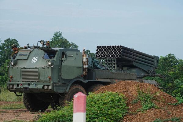 Тајландска војска оптужила је Камбоџу да користи ракетне системе БМ-21 руског порекла и тешку артиљерију за нападе на цивилна подручја. - Sputnik Србија