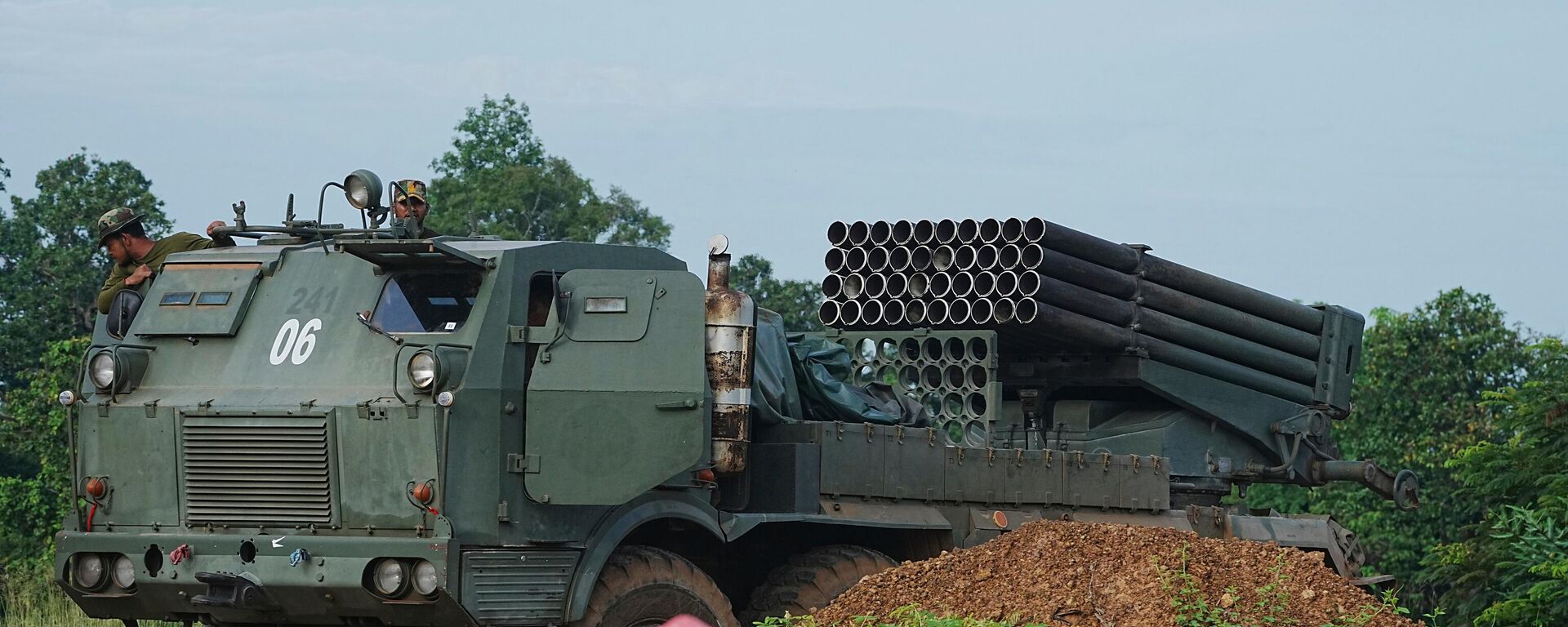 Tajlandska vojska optužila je Kambodžu da koristi raketne sisteme BM-21 ruskog porekla i tešku artiljeriju za napade na civilna područja. - Sputnik Srbija, 1920, 25.07.2025