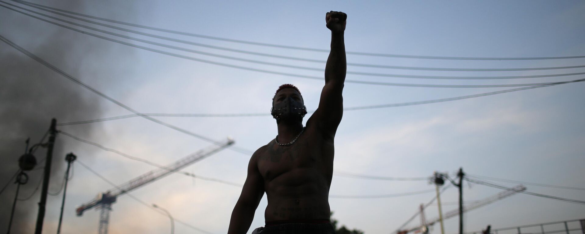 Човек са песницом - Sputnik Србија, 1920, 25.07.2025