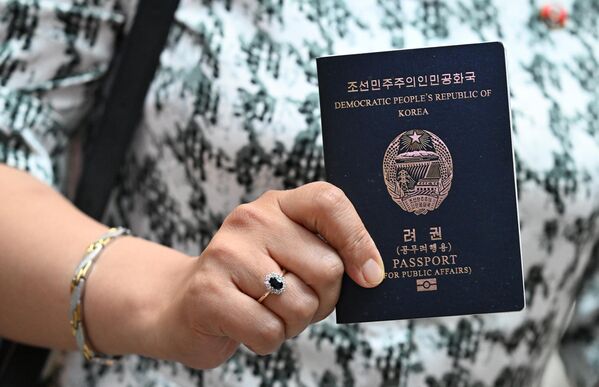 Путница са пасошем Северне Кореје на аеродрому у Москви - Sputnik Србија