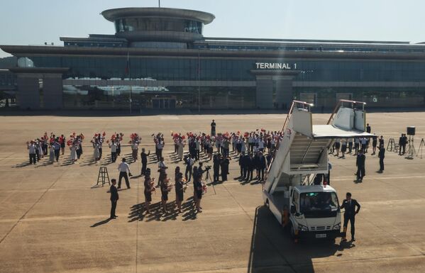 На аеродрому у Пјонгјангу авион је дочекан свечано. - Sputnik Србија