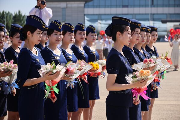 Руској делегацији на челу са министром природних ресурса Русије Александром Козловом, који са руске стране предводи међувладину комисију за трговинско-економску и научно-техничку сарадњу између Русије и Северне Кореје, као и члановима посаде, уручено је цвеће. - Sputnik Србија