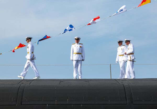 Домет ракете на подморници "Кнез Пожарски" може да достигне осам хиљада километара, а свака ракета може бити опремљена са шест до десет хиперсоничних маневарских нуклеарних блокова. Домет ракете на подморници "Кнез Пожарски" може да достигне осам хиљада километара, а свака ракета може бити опремљена са шест до десет хиперсоничних маневарских нуклеарних блокова. - Sputnik Србија