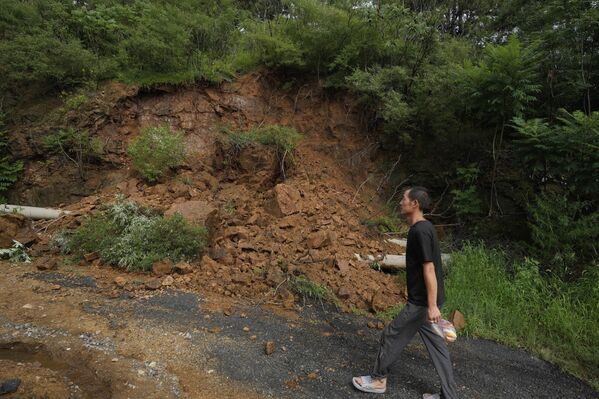 Кинеско Министарство за водне ресурсе издало је  циљана упозорења на поплаве за 11 провинција и региона, укључујући и за Пекинг и суседни Хебеј, због поплава из малих и средњих река и планинских бујица. - Sputnik Србија