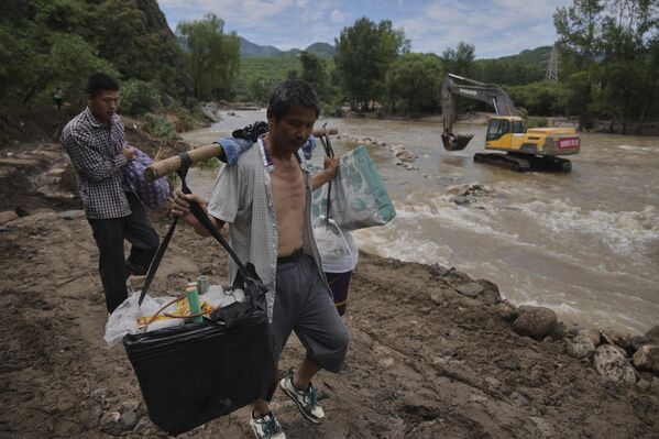 Евакуација из поплављених подручја. - Sputnik Србија