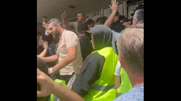 Napeto ispred zgrade DUNP-a - Sputnik Srbija