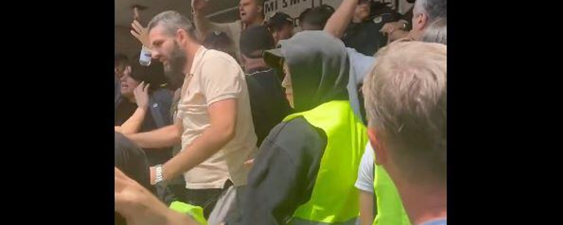 Napeto ispred zgrade DUNP-a - Sputnik Srbija, 1920, 29.07.2025