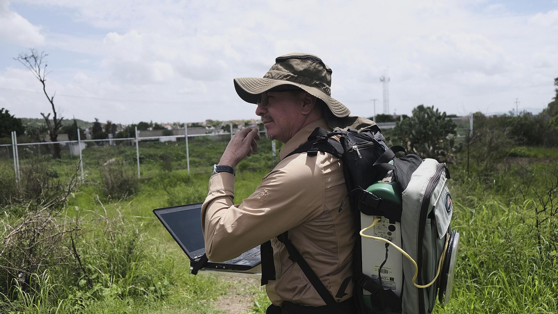 Hose Luis Silvan, istraživač i koordinator projekta koji sprovodi eksperimente na lokacijama tajnih grobnica kroz posmatranje, geološku analizu i geoprostorne dronove, pregleda lokaciju grobova sa svinjskim leševima u Zapopanu Hose Luis Silvan, istraživač i koordinator projekta koji sprovodi eksperimente na lokacijama tajnih grobnica kroz posmatranje, geološku analizu i geoprostorne dronove, pregleda lokaciju grobova sa svinjskim leševima u Zapopanu - Sputnik Srbija, 1920, 29.07.2025