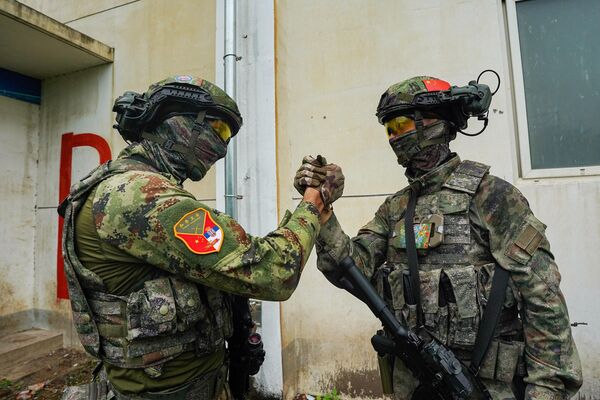 Како је саопштило Министарство, обука је била прилика да припадници двеју војски размене искуства, упореде знања и унапреде своје вештине у примени тактика, техника и процедура. - Sputnik Србија