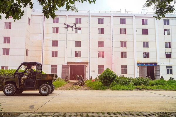 Мешовити борбени тимови су током десетодневне обуке решавали тактичке задатке у урбаним и руралним срединама уз подршку беспосадних платформи. - Sputnik Србија